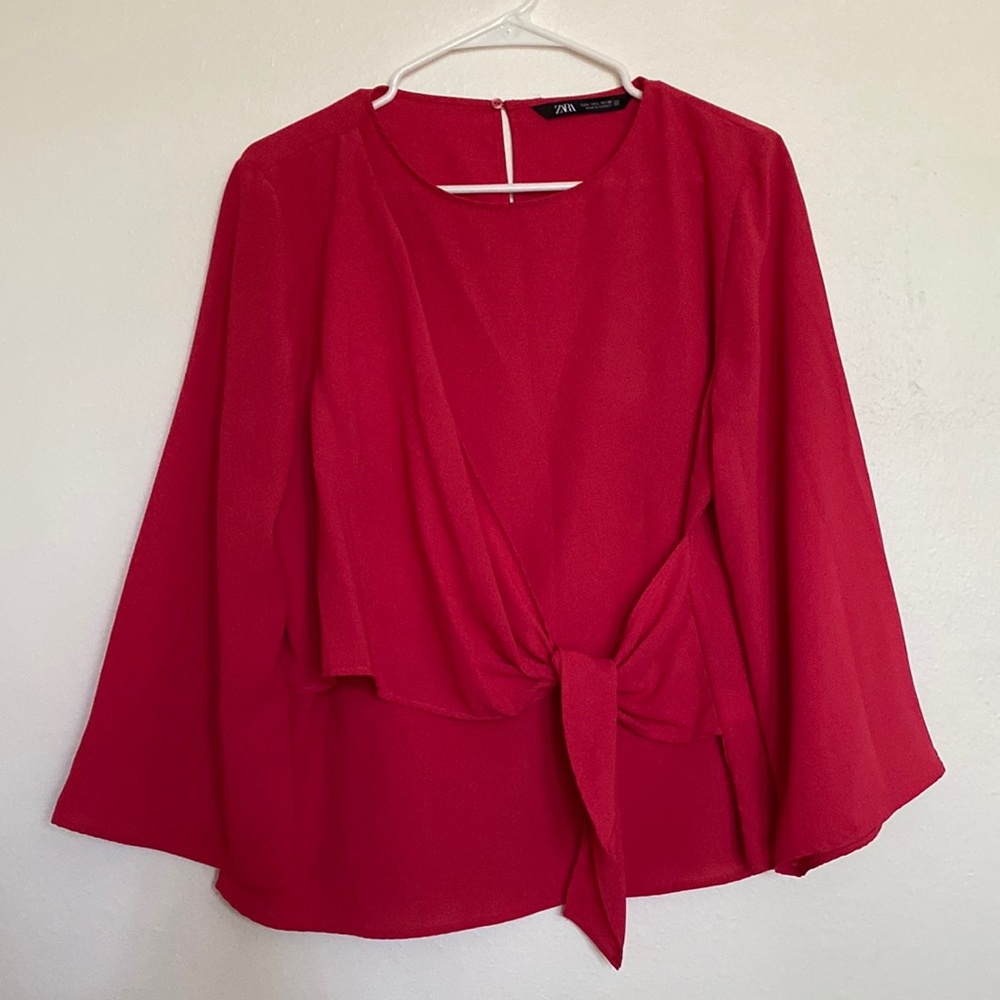 Beautiful blouse that’s both comfortable and flattering. NEVER WORN